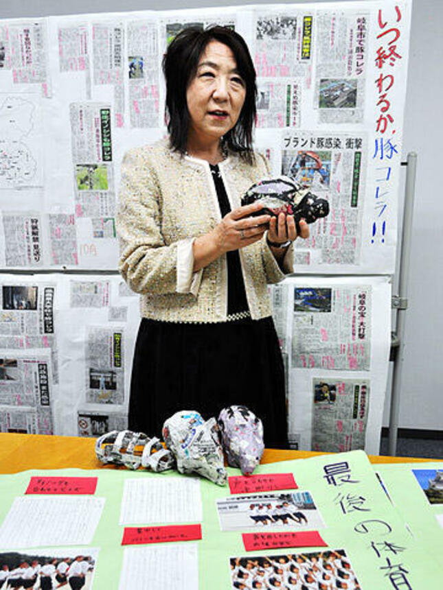 生徒の新聞切り抜き作品や新聞紙で手作りしたえとの置物を紹介する原田結花ＮＩＥアドバイザー＝岐阜新聞本社