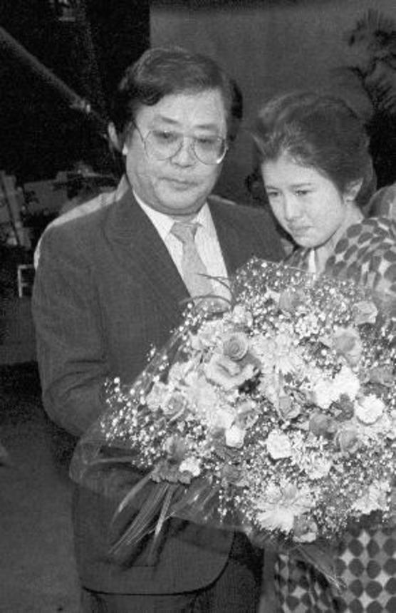 　１９８５年９月、ＮＨＫ連続テレビ小説「澪つくし」の撮影が終了し、主演の沢口靖子さん（右）に花束を渡すジェームス三木さん＝東京都渋谷区