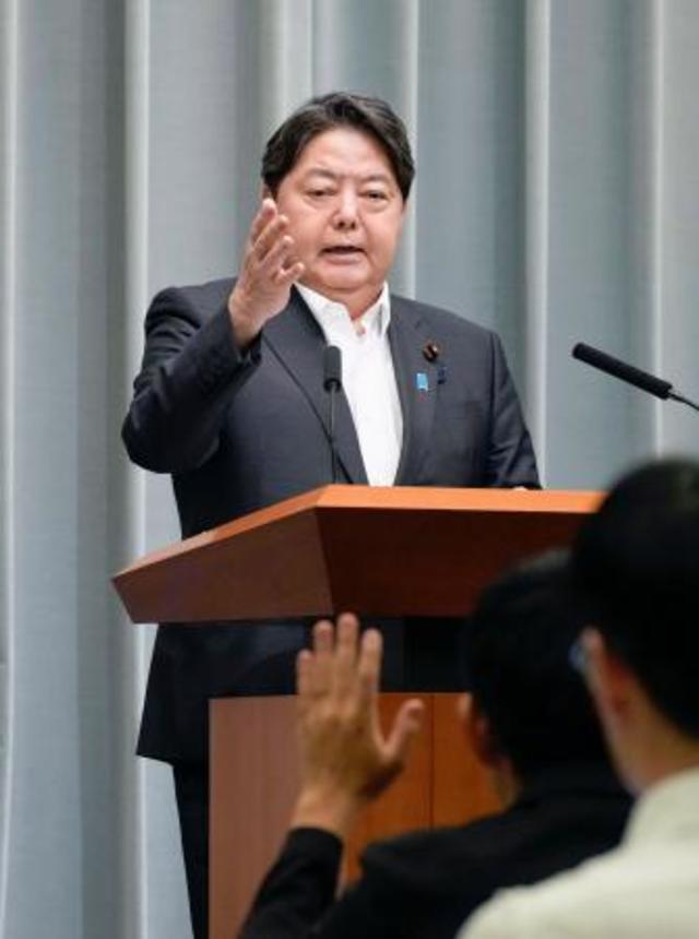 　記者会見する林官房長官＝２５日午後、首相官邸