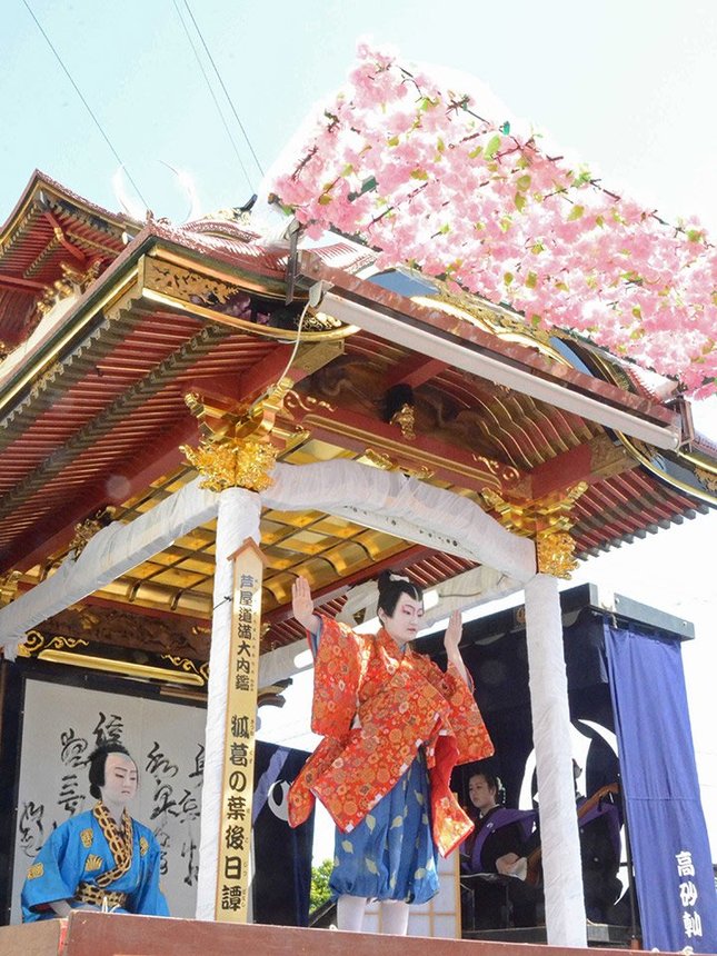 やまを舞台に歌舞伎を奉納する子どもたち＝揖斐郡揖斐川町三輪、三輪神社