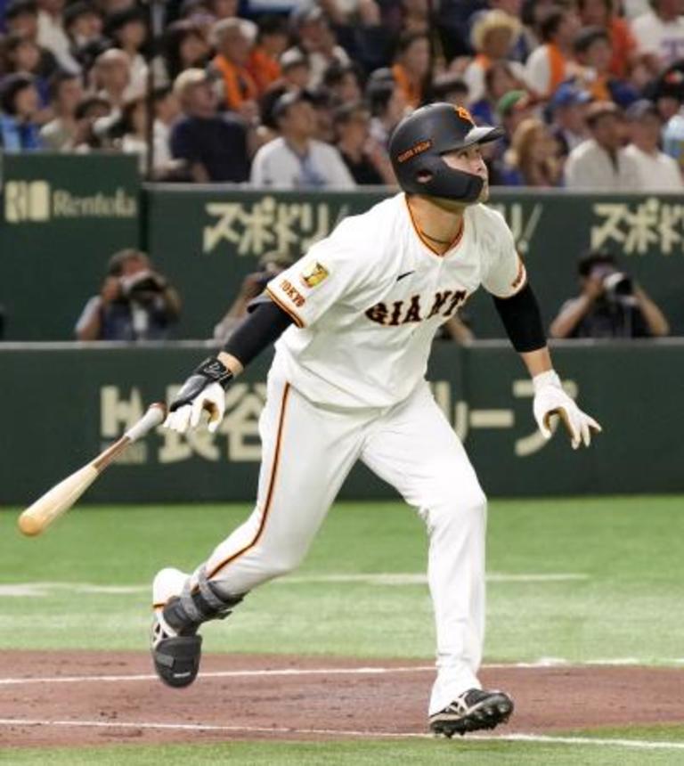 　２回巨人無死、中山が右越えに決勝打となる先制ソロを放つ＝東京ドーム