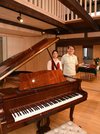 ピアノなど楽器演奏も楽しめる民泊施設「縁音」を紹介する経営者の石井さん夫婦＝大垣市赤坂町