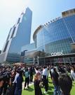 　２５日、ソウルの大型商業施設「コエックス」で火災が発生し、避難する人たち（聯合＝共同）