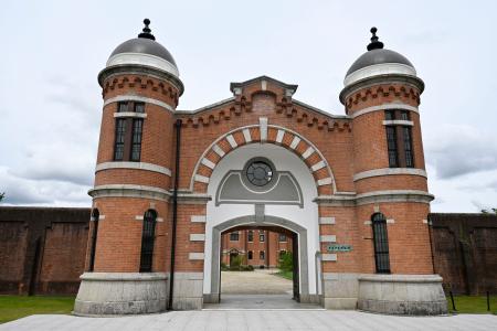 　「旧奈良監獄」を活用したホテル「星のや奈良監獄」の表門＝２３日午前、奈良市