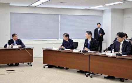 　日米関税交渉の合意を受けた、自動車メーカーの首脳らとの意見交換会で発言する石破首相（左端）＝３１日午後、東京都内（代表撮影）