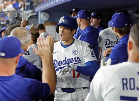 　メッツ戦の７回、２３号ソロを放ち、ベンチで迎えられるドジャース・大谷＝ロサンゼルス（共同）