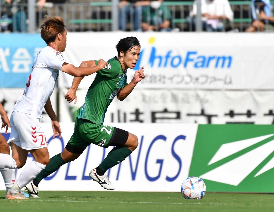 ＦＣ岐阜×福島＝前半、相手選手をかわすＦＣ岐阜のＤＦ生地＝長良川競技場