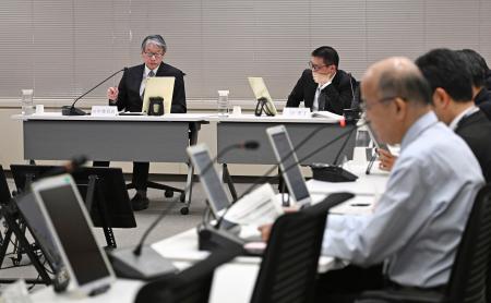 　中部電力が浜岡原発３、４号機の再稼働審査で「基準地震動」を意図的に過小評価した疑いがある問題を巡り、対応を議論する原子力規制委の会合。左端は山中伸介委員長＝７日午前、東京都港区