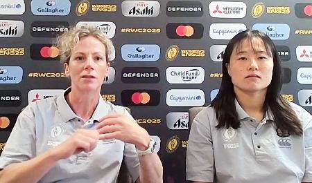 　オンラインで記者会見するラグビー女子日本代表のマッケンジー・ヘッドコーチ（左）と長田主将＝２２日