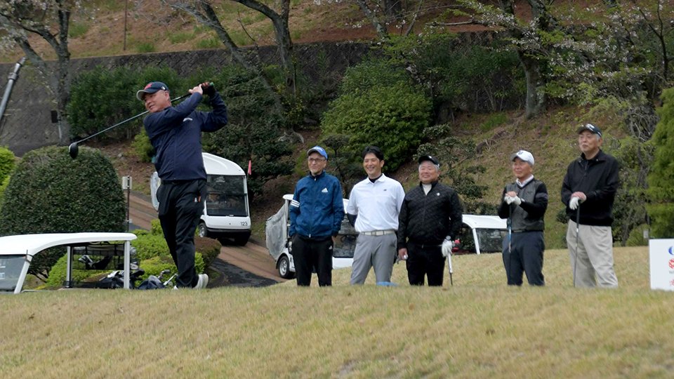 プロ仕様のコースでプレーを楽しむ参加者＝各務原市須衛天狗谷、各務原カントリー倶楽部