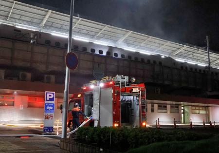 　不具合が発生したこだま７６４号が停車する、東海道新幹線のＪＲ岐阜羽島駅。消防車が駆け付けていた＝１５日午後１１時４１分