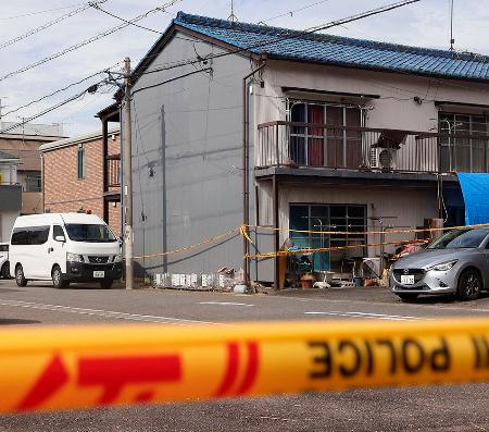 　男性の遺体が見つかったアパート＝１３日午後３時９分、愛知県岩倉市