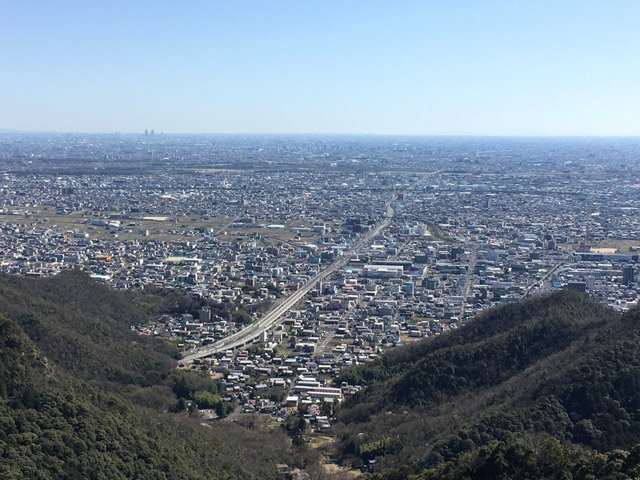 岐阜城の天守最上階南側から眺めた濃尾平野。斎藤道三もここから海への思いをはせていたのかもしれない＝岐阜市の金華山