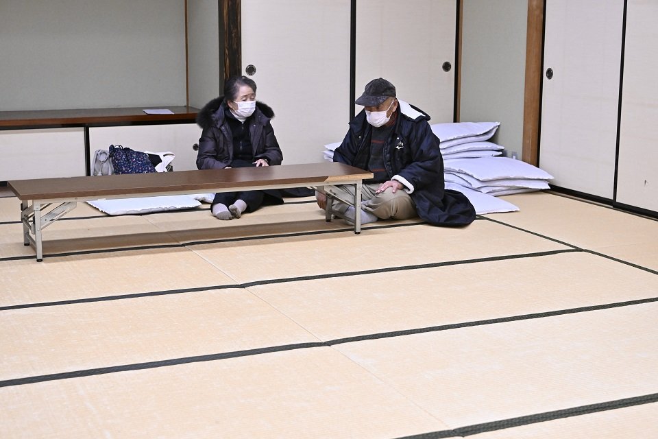 開設された避難所に一時避難した住民＝１日午後７時２８分、飛騨市古川町若宮、町公民館