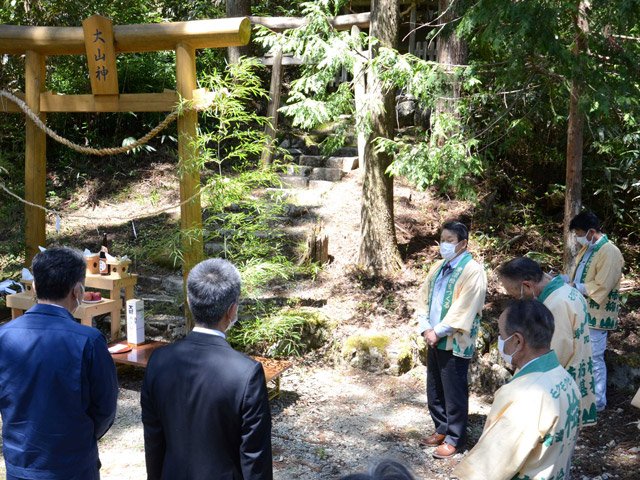 山開きであいさつする細川正孝組合長＝中津川市加子母、乙女渓谷キャンプ場