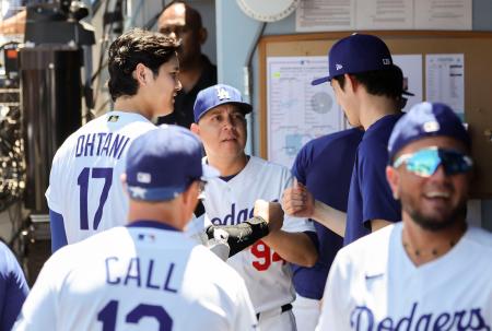 　ブルワーズ戦の試合前、佐々木朗（右）とタッチするドジャース・大谷（左）＝ロサンゼルス（共同）