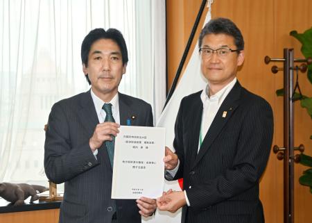 　城内全世代型社会保障改革相（左）に提言書を手渡す宮崎県の河野俊嗣知事＝２３日午前、東京都千代田区