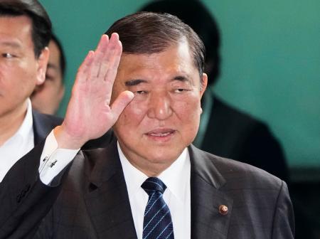 　首相官邸に入る石破首相＝９日午前