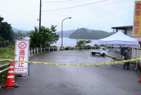 　航空自衛隊のＴ４練習機が墜落し、隊員２人が死亡した愛知県犬山市の「入鹿池」の周辺。今も規制線が張られている＝１４日午後