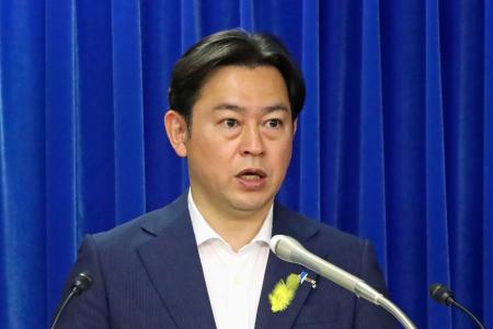 　記者会見する福岡厚労相＝１日午前、厚労省
