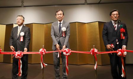 　「新指定国宝・重要文化財」展の開会式でテープカットする、文化庁の都倉俊一長官（中央）ら＝１８日午後、京都市中京区の京都文化博物館