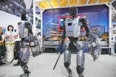 　「世界ロボット大会」で披露された中国国営企業が開発した治安維持ロボット＝８月、北京（共同）