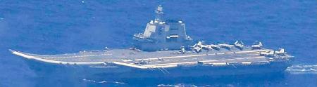 　中国海軍の空母「山東」（防衛省統合幕僚監部提供）