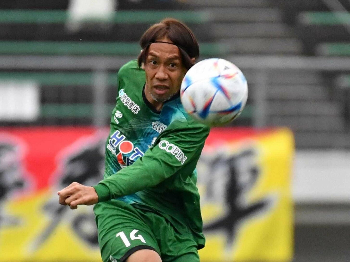 ＦＣ岐阜×北九州＝後半、味方にロングパスを出すＦＣ岐阜のＭＦ本田＝長良川競技場