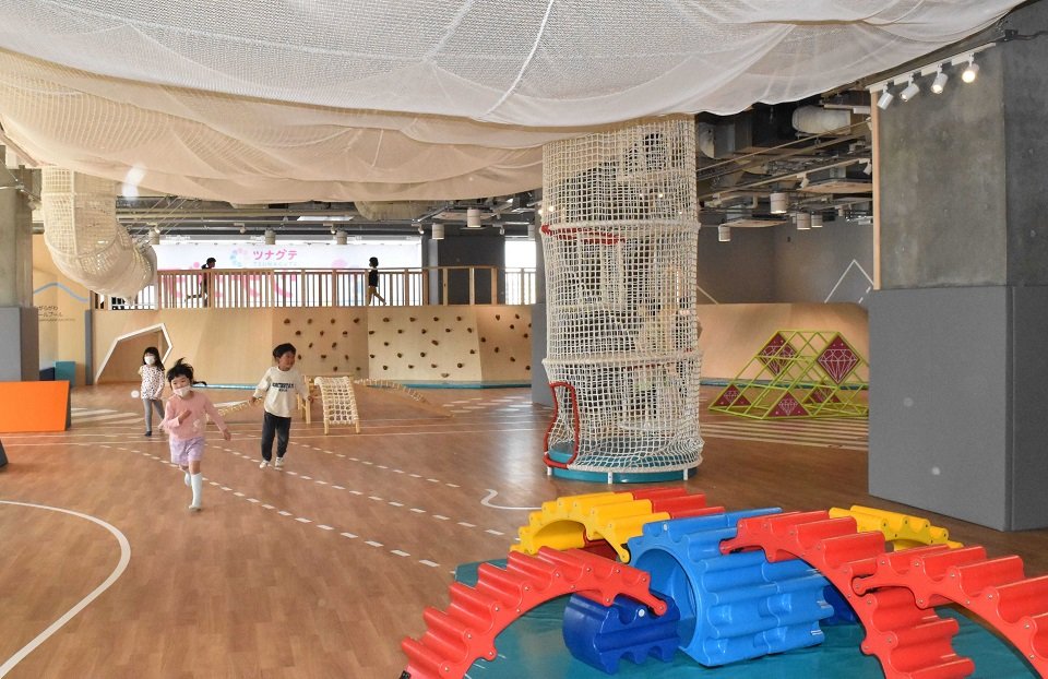 広々とした空間に遊具が置かれ、子どもたちが伸び伸びと遊べるツナグテ＝岐阜市徹明通、柳ケ瀬グラッスル３５「ツナグテ」