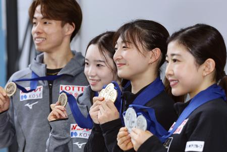 　プラハから帰国し、メダルを手に取材に応じる（右から）千葉百音、坂本花織ら＝３１日、関西空港