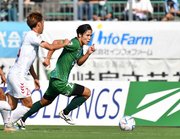 ＦＣ岐阜×福島＝前半、相手選手をかわすＦＣ岐阜のＤＦ生地＝長良川競技場