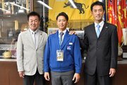巨人の水野雄仁スカウト部長（左）と木佐貫洋担当スカウト（右）から指名あいさつを受けた西濃運輸の船迫大雅投手＝西濃運輸本社