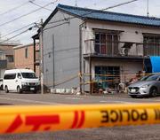 　男性の遺体が見つかったアパート＝１３日午後３時９分、愛知県岩倉市