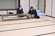 開設された避難所に一時避難した住民＝１日午後７時２８分、飛騨市古川町若宮、町公民館