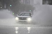 一部が冠水した道路を走る車（一部画像加工）＝８日午後３時２４分、岐阜市神田町（撮影・堀尚人）