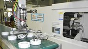 水流を切り替えるハンドル部分のプラスチック部品を作る全自動の射出成形機＝山県市佐野、水生活製作所樹脂工場