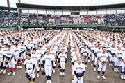 第１０８回全国高校野球選手権岐阜大会の開会式に臨む選手たち＝４日午前、岐阜市長良福光、ぎふしん長良川球場（撮影・堀尚人）
