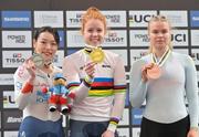 　女子スプリントの表彰式で銀メダルを手にする佐藤水菜（左）＝サンティアゴ（共同）