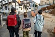 　展示されるクルド人の子どもたちの写真（写真家の鈴木雄介さん撮影）