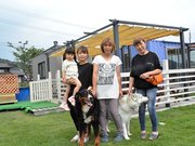 ドッグラン併設のカフェをオープンした兼松茂美さん（右から２人目）、阪口美春さん（右）姉妹とその家族＝関市武芸川町高野