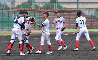 池田×大垣養老＝タイブレークの激戦を制し、喜び合う池田ナイン＝大垣北公園