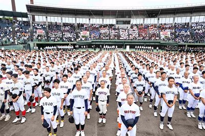第１０８回全国高校野球選手権岐阜大会の開会式に臨む選手たち＝４日午前、岐阜市長良福光、ぎふしん長良川球場（撮影・堀尚人）