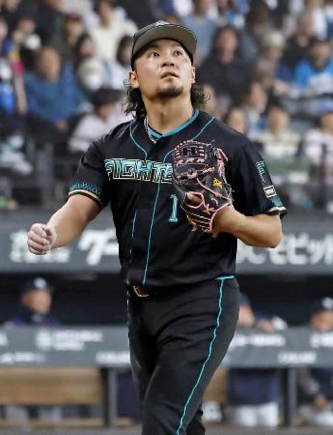 　５回の投球を終え、ベンチに戻る日本ハム・伊藤＝エスコンフィールド