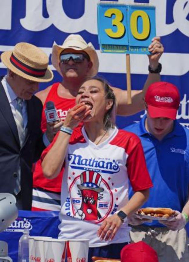 　４日、米ニューヨークのホットドッグ早食い大会で通算１１回目の優勝を果たした須藤美貴さん（共同）