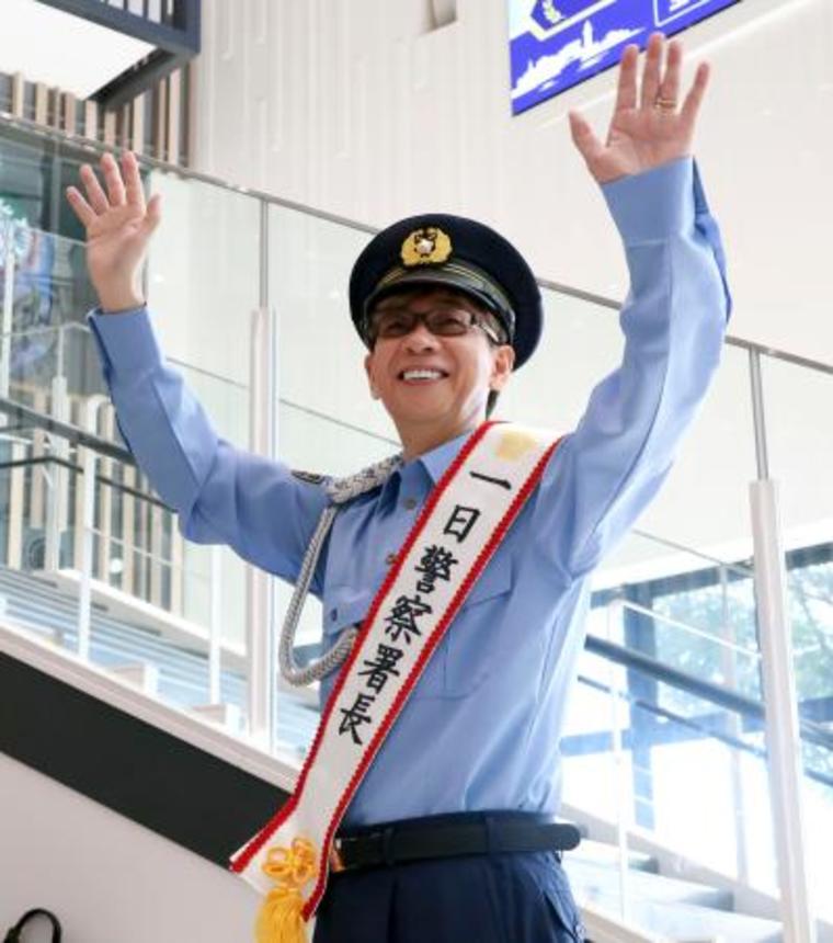 　宮城県警塩釜署の一日署長に就任し、イベントで手を振る山寺宏一さん＝８日午後、宮城県利府町