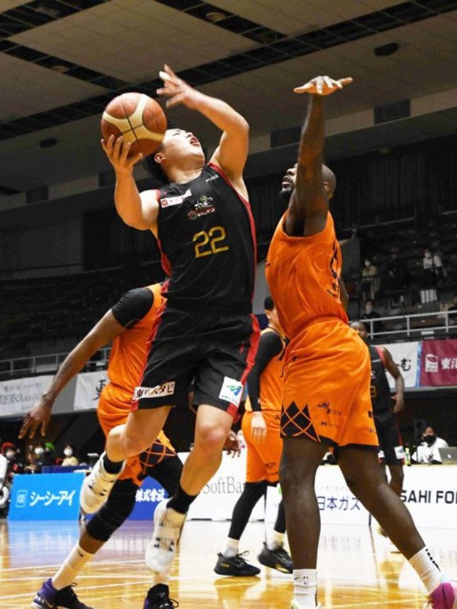岐阜×静岡＝第２クオーター、ファウルを受ける岐阜の増本（２２）＝ＯＫＢぎふ清流アリーナ