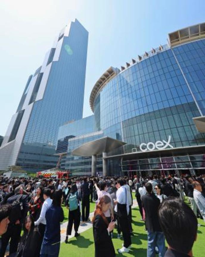 　２５日、ソウルの大型商業施設「コエックス」で火災が発生し、避難する人たち（聯合＝共同）