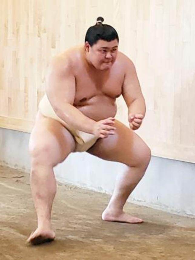 　朝稽古で基礎運動のすり足を行う大の里＝愛知県安城市の二所ノ関部屋宿舎