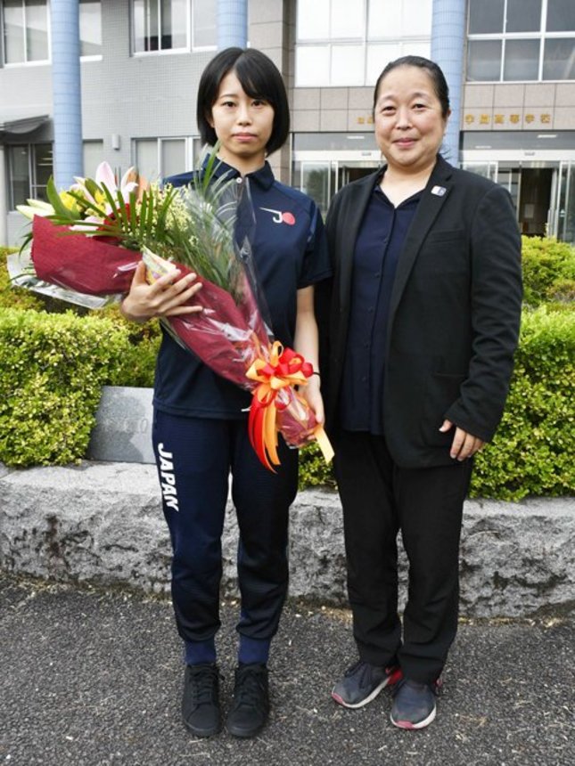 長年二人三脚で競技に取り組んできた辻すみれ（左）と叔母の村瀬さゆりさん。辻の出身校、岐阜総合学園高校で、教員らから激励を受けた＝６月、岐阜市須賀、同高校