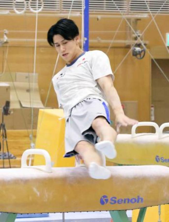 　体操男子の強化合宿で、あん馬の練習を行う橋本大輝＝東京都北区の味の素ナショナルトレーニングセンター